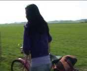 Шведка мастурбирует а парни смотрят